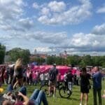 Šaltibarščių festivalis 2026 Vilniuje pritraukė tūkstančius rožine apranga pasipuošusių žmonių prie Baltojo tilto pievos.