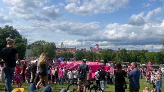 Šaltibarščių festivalis 2026 Vilniuje pritraukė tūkstančius rožine apranga pasipuošusių žmonių prie Baltojo tilto pievos.
