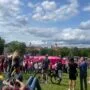 Šaltibarščių festivalis 2026 Vilniuje pritraukė tūkstančius rožine apranga pasipuošusių žmonių prie Baltojo tilto pievos.