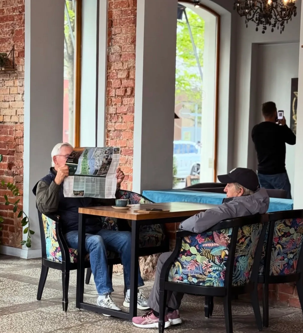 Jauki kavinės „10 tiltų“ erdvė Klaipėdos fachverko pastate, papuošta vietos menininkų paveikslais ir vintažo detalėmis.