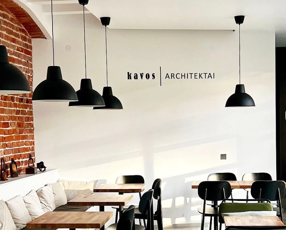 Modernus „Kavos architektai“ kavinės interjeras, kuriame ant baro stovi profesionalūs Chemex ir V60 kavos ruošimo indai.