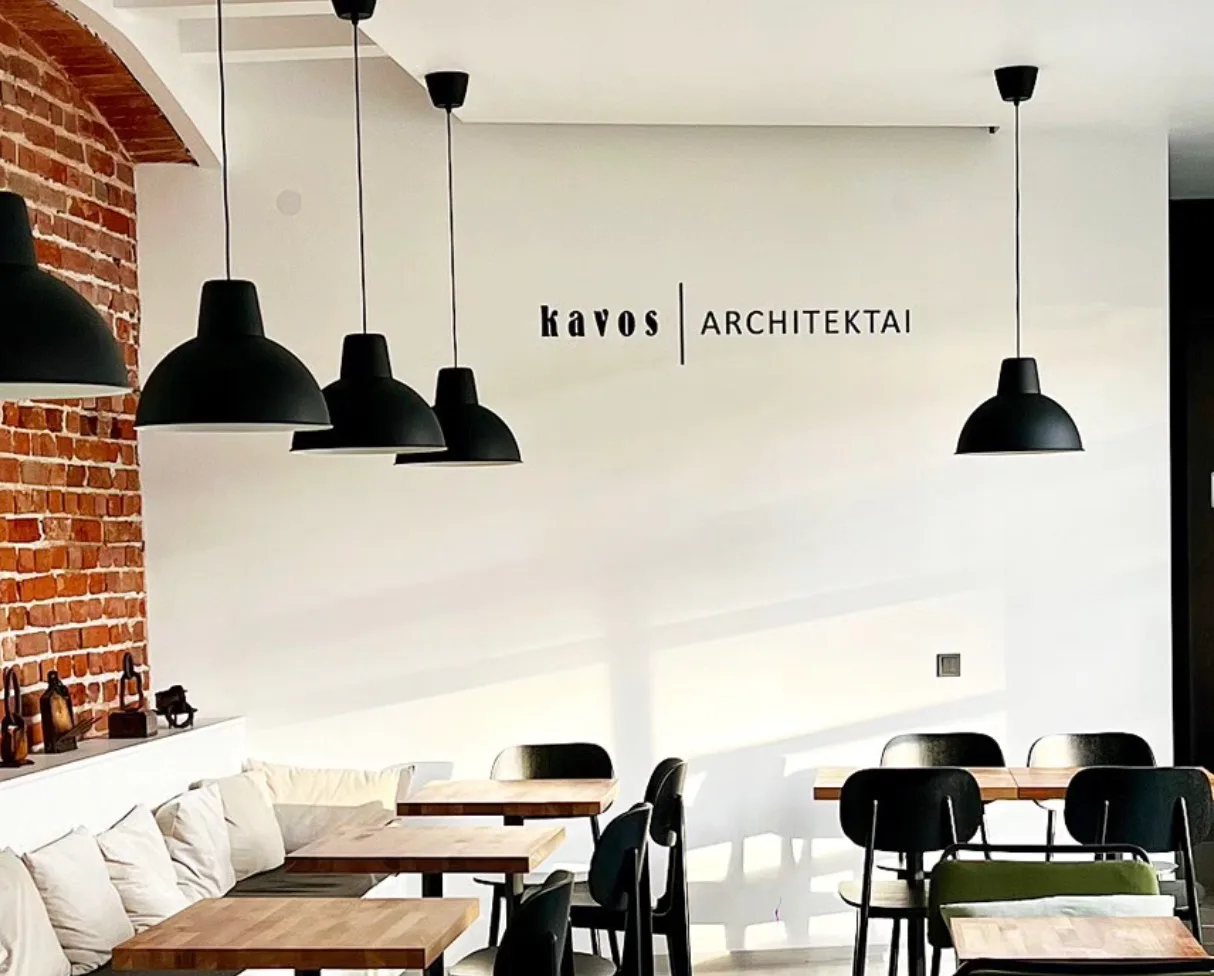 Modernus „Kavos architektai“ kavinės interjeras, kuriame ant baro stovi profesionalūs Chemex ir V60 kavos ruošimo indai.