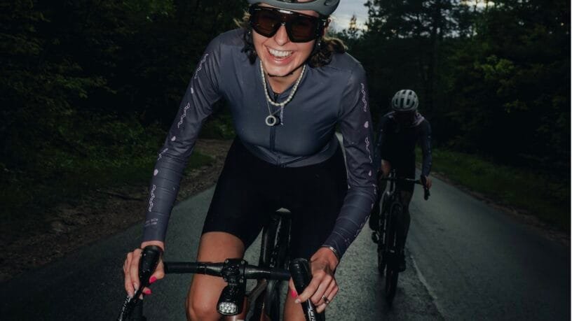 Gravelindos — moterų gravel bendruomenės įkūrėja Kristina Purytė važiuoja žvyrkeliu su dviračiu"