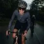 Gravelindos — moterų gravel bendruomenės įkūrėja Kristina Purytė važiuoja žvyrkeliu su dviračiu"