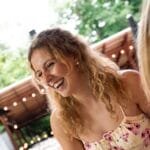 Tapytoja Greta Stučinskytė prie molberto – tapyba kaip atsipalaidavimas ir ramybė po darbo dienos