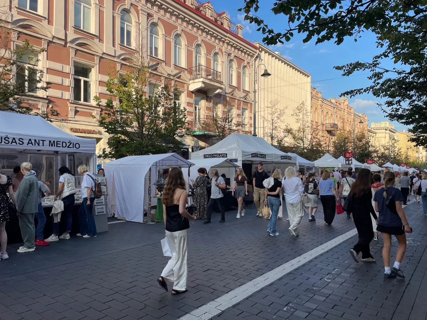 Vilniaus dienos lankytojai vaikšto gatvėmis