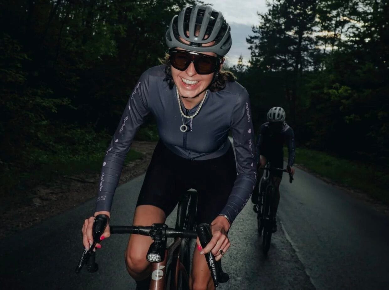 Gravelindos — moterų gravel bendruomenės įkūrėja Kristina Purytė važiuoja žvyrkeliu su dviračiu"