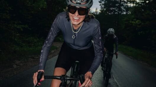Gravelindos — moterų gravel bendruomenės įkūrėja Kristina Purytė važiuoja žvyrkeliu su dviračiu"
