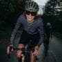 Gravelindos — moterų gravel bendruomenės įkūrėja Kristina Purytė važiuoja žvyrkeliu su dviračiu"
