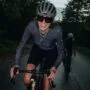 Gravelindos — moterų gravel bendruomenės įkūrėja Kristina Purytė važiuoja žvyrkeliu su dviračiu"