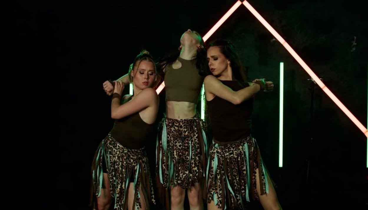 Training With Cerol studijoje mokinės mokosi šokti high heels choreografiją