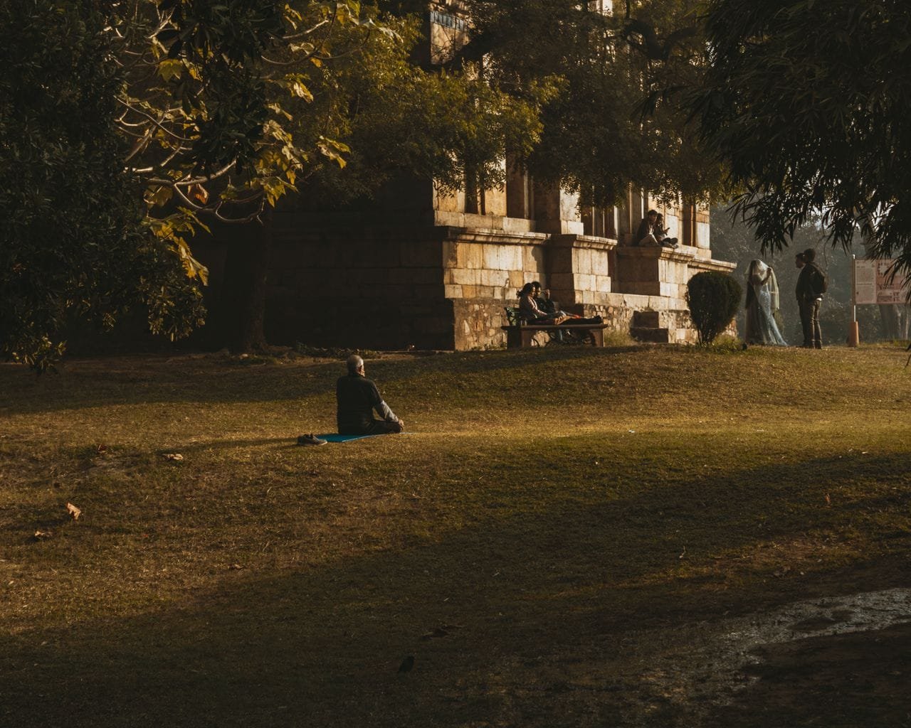 Žmogus vienas medituoja gamtoje