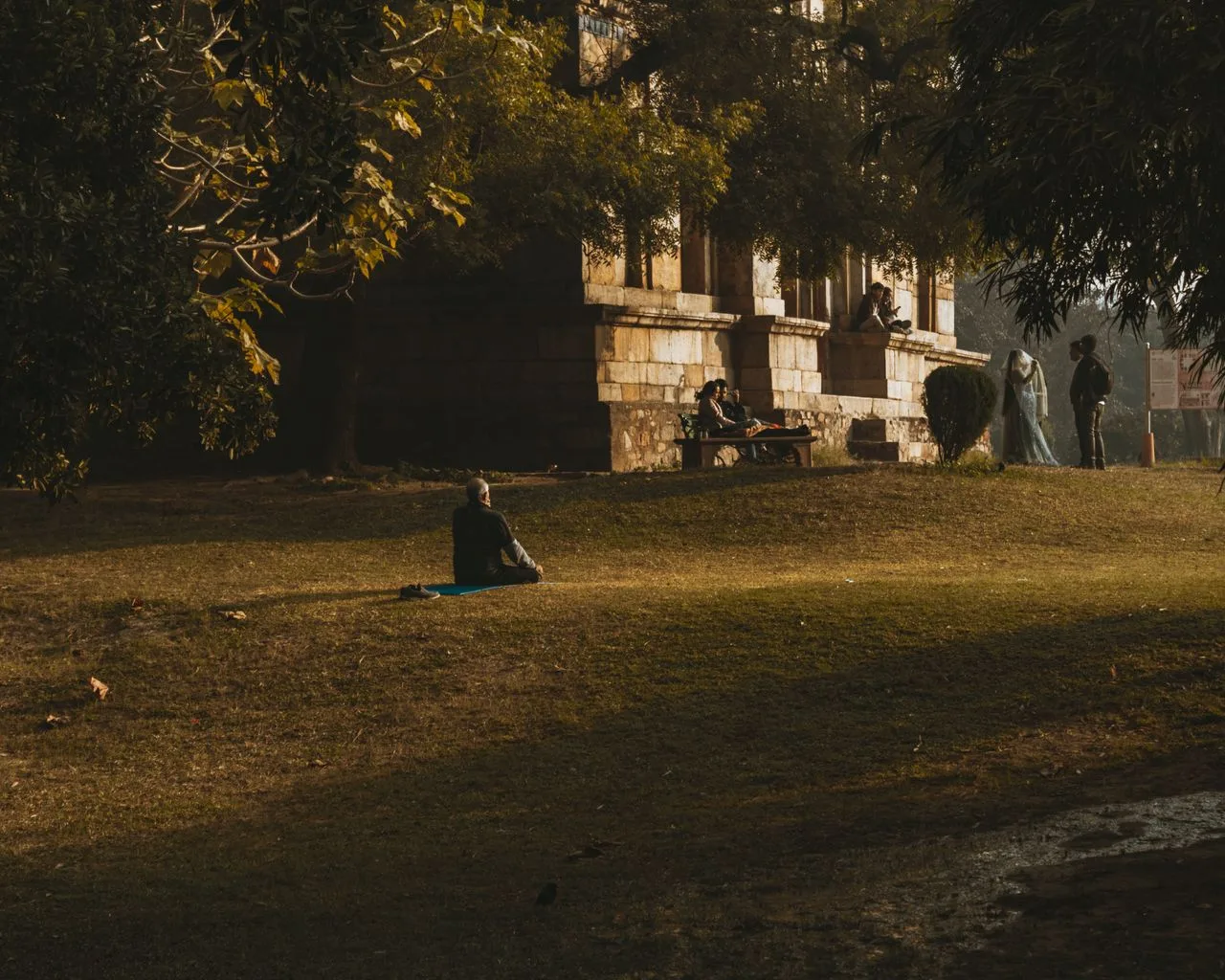 Žmogus vienas medituoja gamtoje