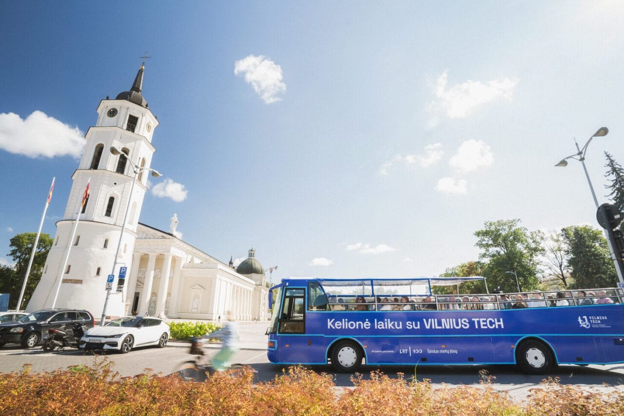 Laikobusas Vilniuje - autobusas prie Katedros bokšto Vilniuje
