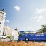 Laikobusas Vilniuje - autobusas prie Katedros bokšto Vilniuje