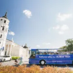 Laikobusas Vilniuje - autobusas prie Katedros bokšto Vilniuje