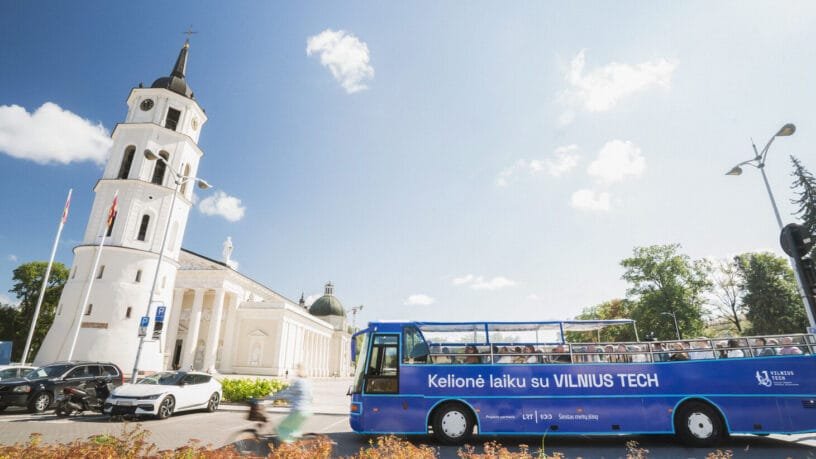 Laikobusas Vilniuje - autobusas prie Katedros bokšto Vilniuje