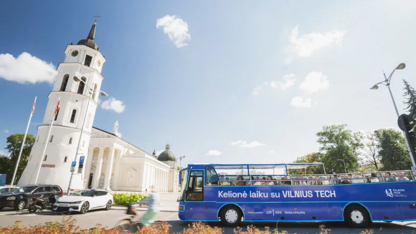 Laikobusas Vilniuje - autobusas prie Katedros bokšto Vilniuje