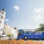 Laikobusas Vilniuje - autobusas prie Katedros bokšto Vilniuje
