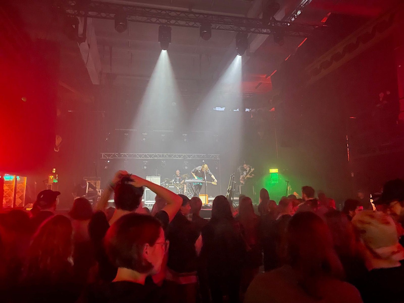 Žmonės klausosi koncerto festivalyje