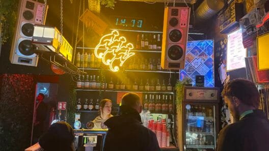 Loftas Fest 2026 vėl vyks Vilniuje - žmonės susirinkę bare
