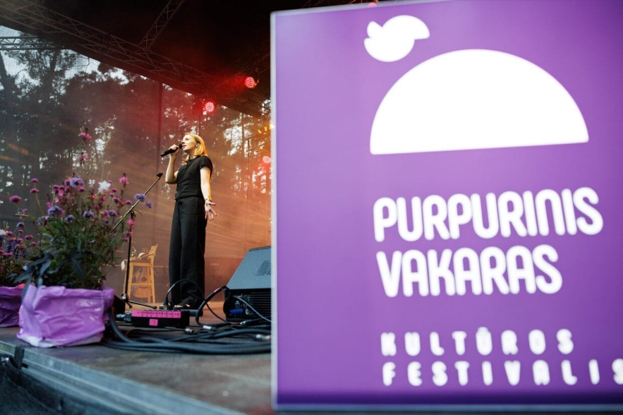 Purpurinis vakaras 2026 - mergina ant scenos atlieka dainą