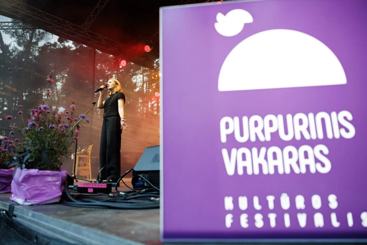 Purpurinis vakaras 2026 - mergina ant scenos atlieka dainą