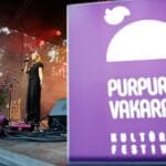 Purpurinis vakaras 2026 - mergina ant scenos atlieka dainą