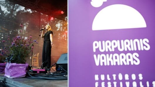 Purpurinis vakaras 2026 - mergina ant scenos atlieka dainą