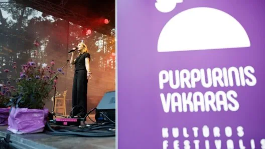 Purpurinis vakaras 2026 - mergina ant scenos atlieka dainą
