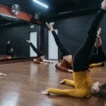 Šokių studijos Vilniuje - mokiniai mokinasi studijoje atlikti sukinius ant žemės
