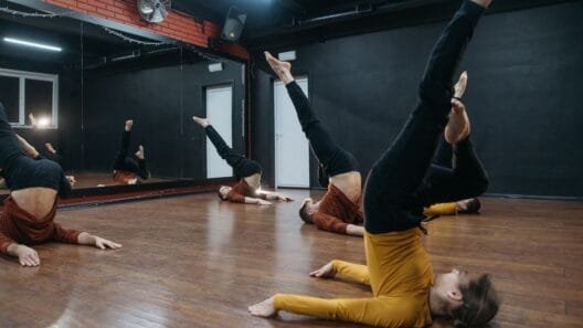 Šokių studijos Vilniuje - mokiniai mokinasi studijoje atlikti sukinius ant žemės