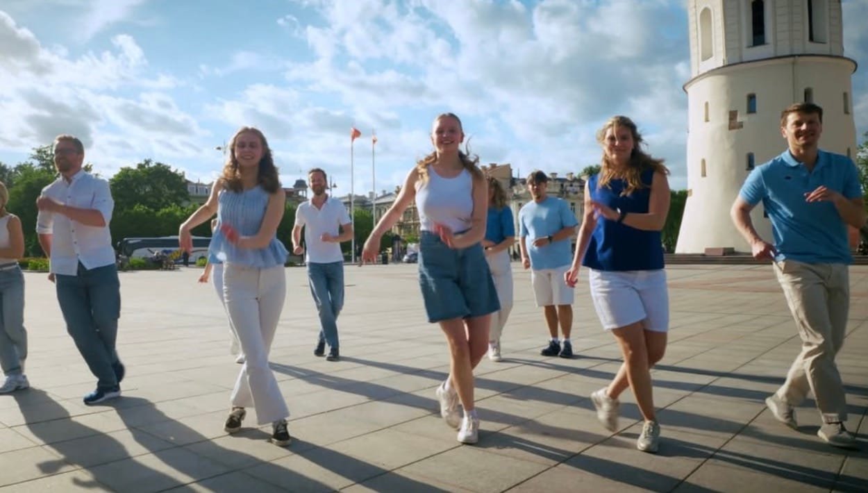 uelta Dance Studio - mokiniai mokosi šokti salsą mieste