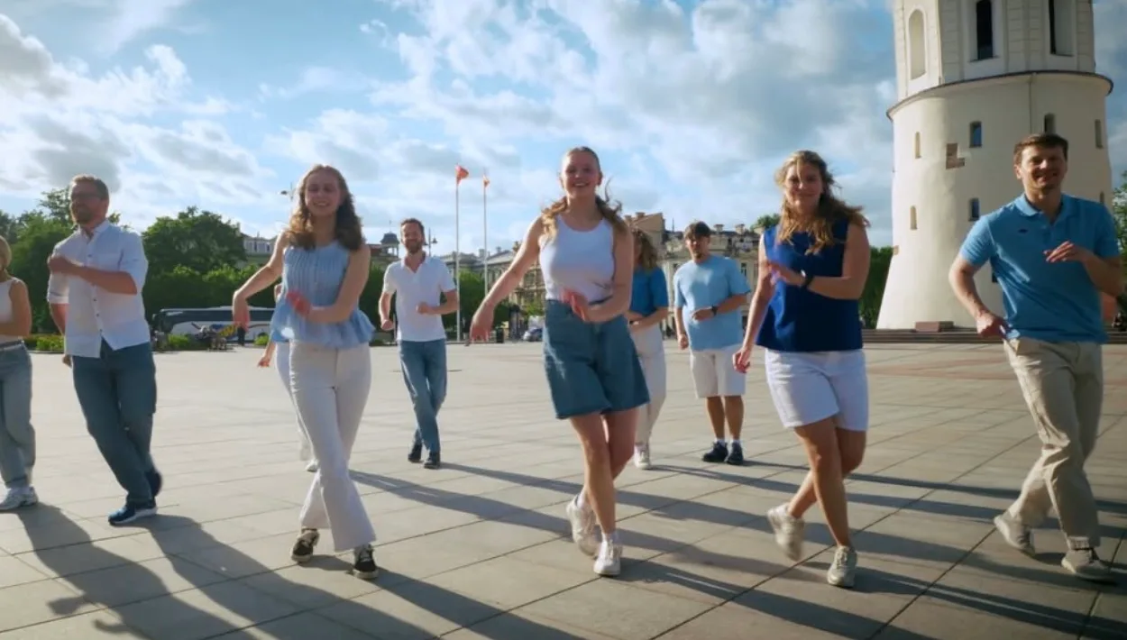 uelta Dance Studio - mokiniai mokosi šokti salsą mieste