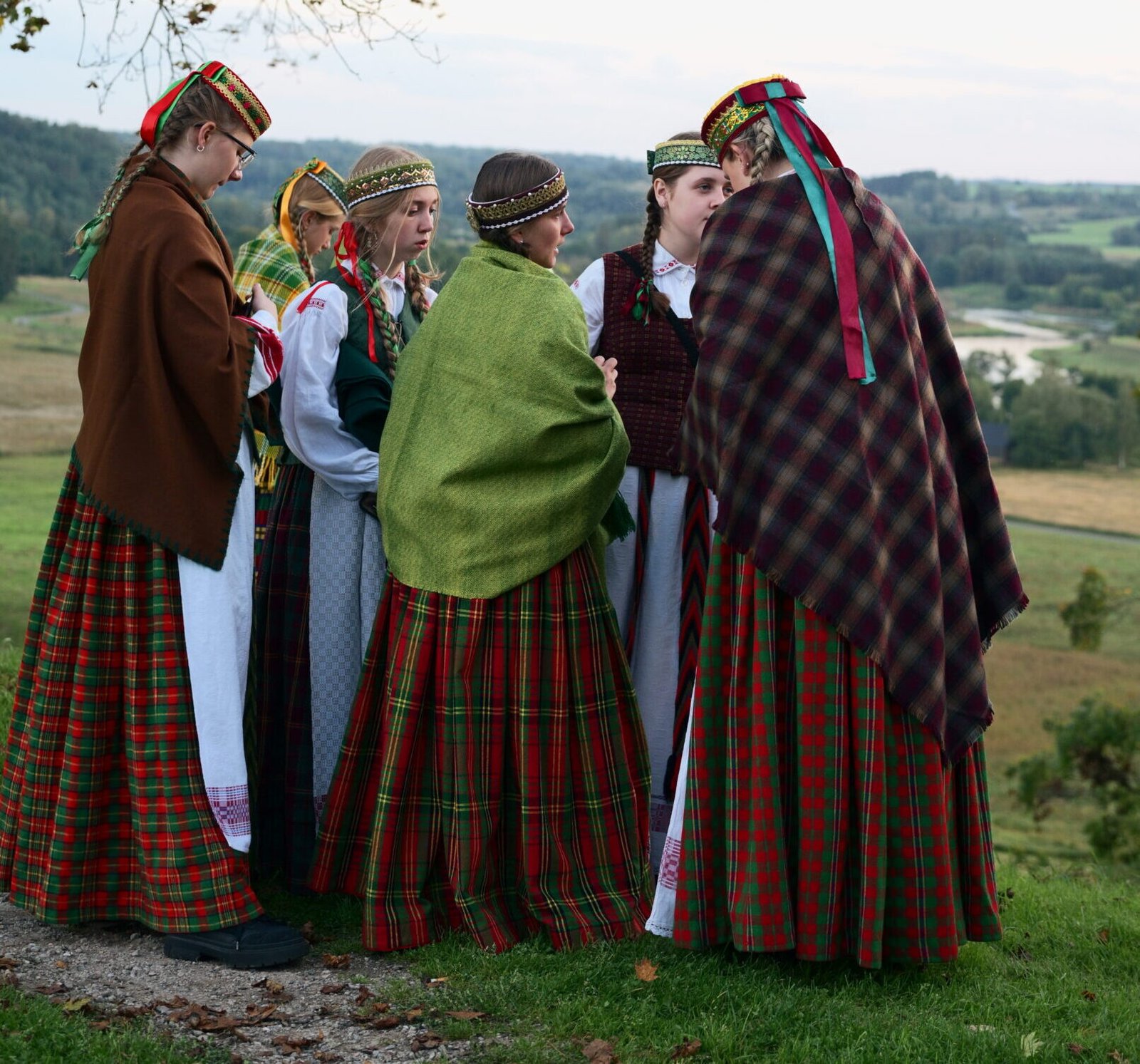 Rudens lygiadienio šventės dalyvės, pasipuošusios lietuvių tautiniais drabužiais.