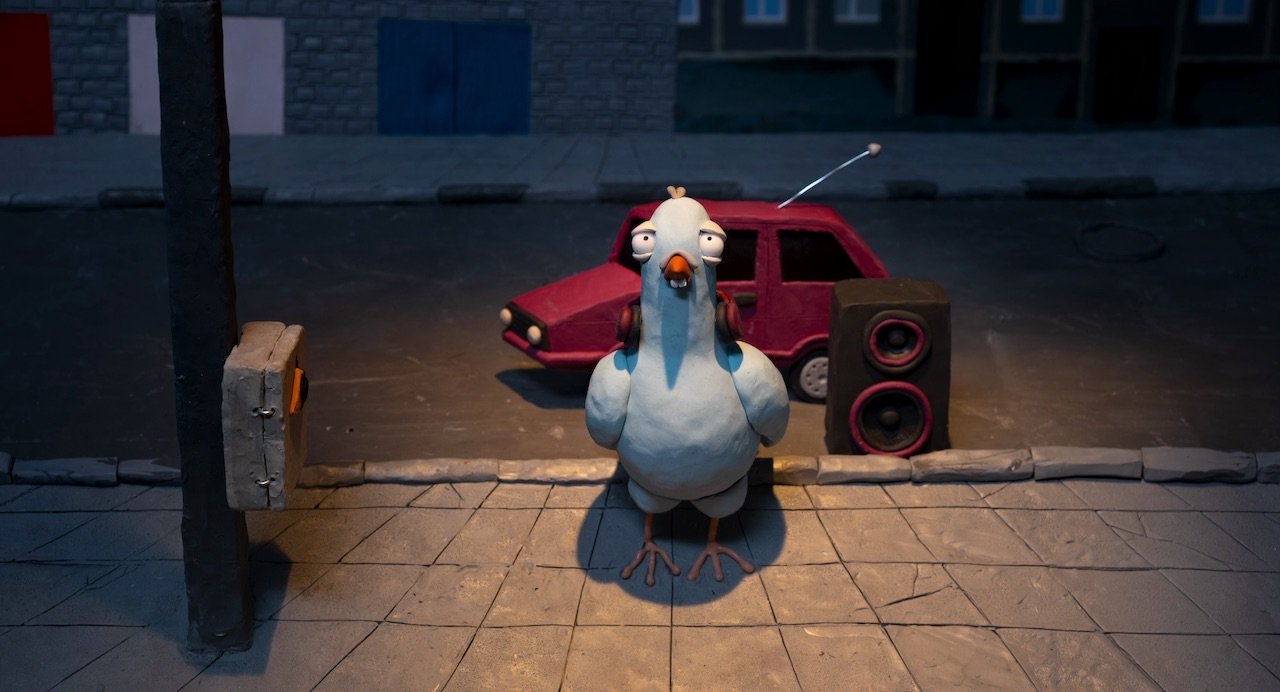Plastilininis balandis gatvėje prie garso kolonėlės - Lietuvos animacija Otavos festivalyje.