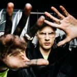 Lukas Svirplys su apsauginiais akiniais tiesia į priekį išteptą delną.