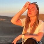 Samanta Plechanovaitė pozuoja gamtoje