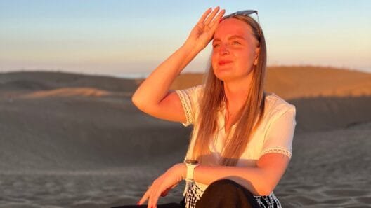 Samanta Plechanovaitė pozuoja gamtoje