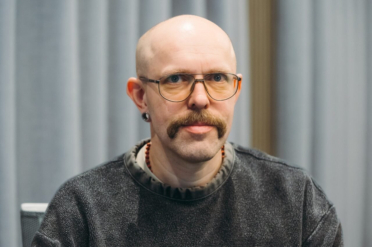 Saulius Leonawičius - vyras su ūsais, akiniais ir auskarais portretas