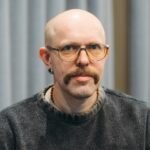 Saulius Leonawičius - vyras su ūsais, akiniais ir auskarais portretas
