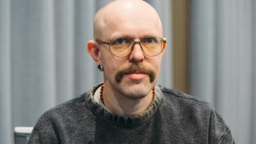 Saulius Leonawičius - vyras su ūsais, akiniais ir auskarais portretas