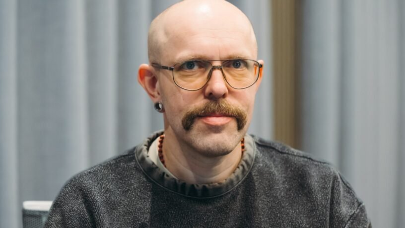 Saulius Leonawičius - vyras su ūsais, akiniais ir auskarais portretas