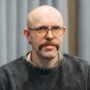 Saulius Leonawičius - vyras su ūsais, akiniais ir auskarais portretas