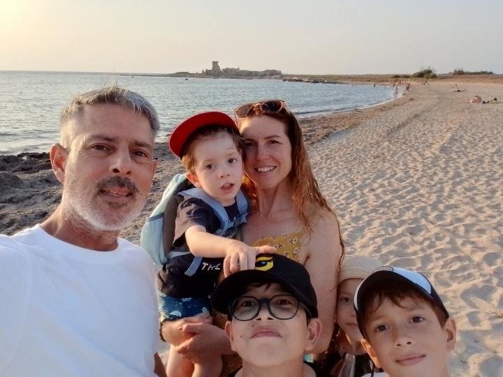 Šeimyninė nuotrauka paplūdimyje prie jūros Sicilijoje
