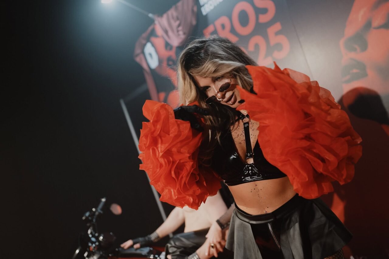 Dayana su raudonomis rankovėmis festivalyje - erotikos festivalis Eros 2026