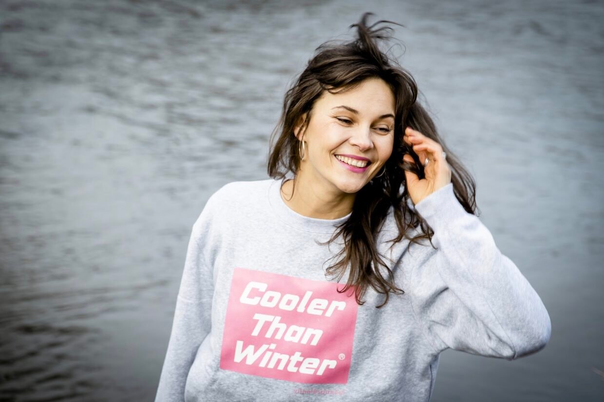 Ignė Degutytė su džemperiu „Cooler Than Winter“ prie upės au Vilnelės Pankai