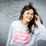 Ignė Degutytė su džemperiu „Cooler Than Winter“ prie upės au Vilnelės Pankai