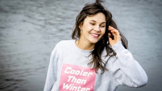 Ignė Degutytė su džemperiu „Cooler Than Winter“ prie upės au Vilnelės Pankai