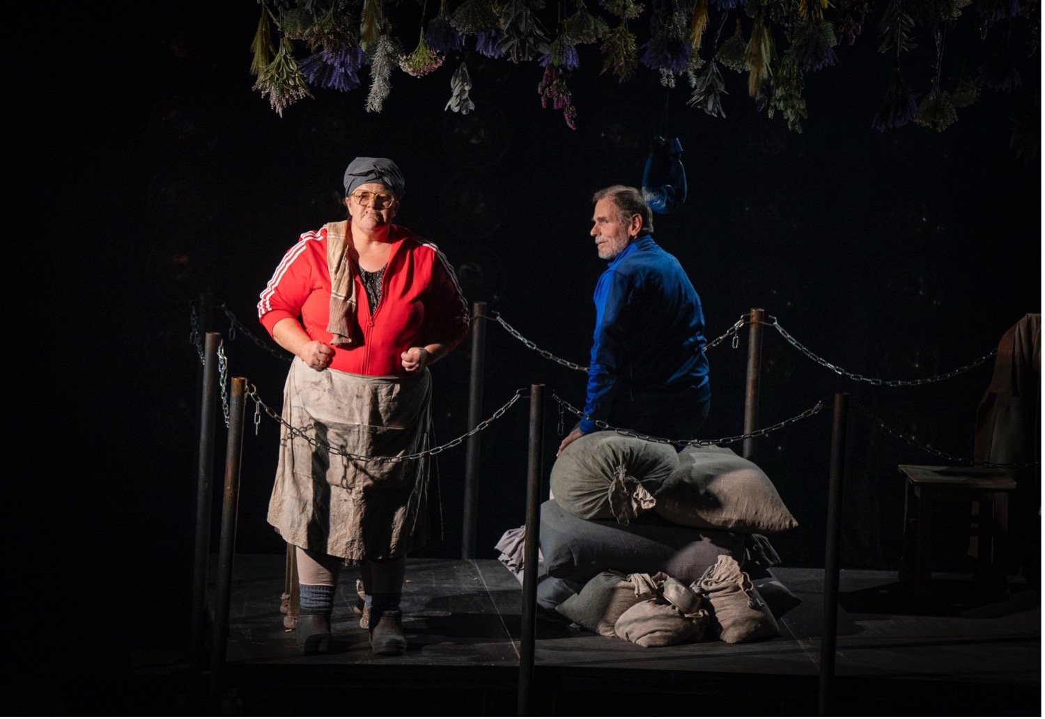 Dviem aktoriams vaidinant spektaklio scenoje Anykščių teatro festivalyje